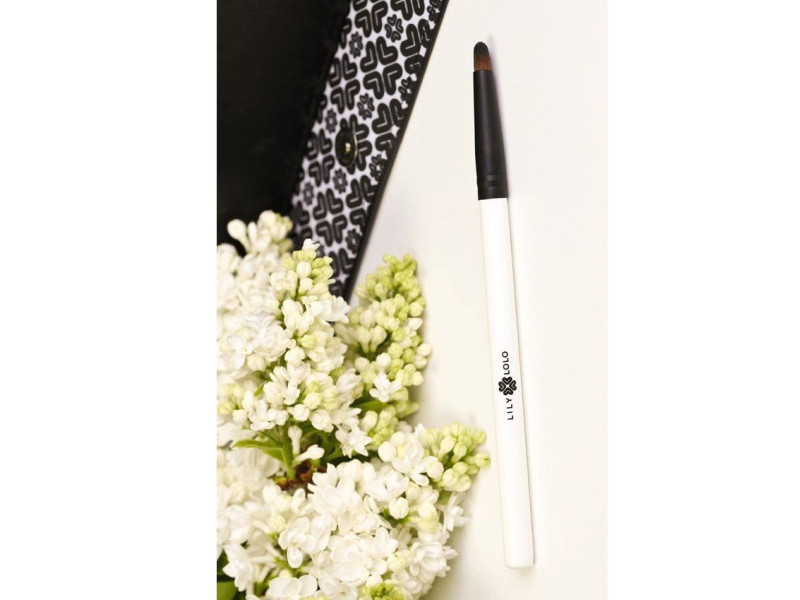 Lily Lolo Socket Line Brush – Vegan πινέλο για την κόγχη των ματιών