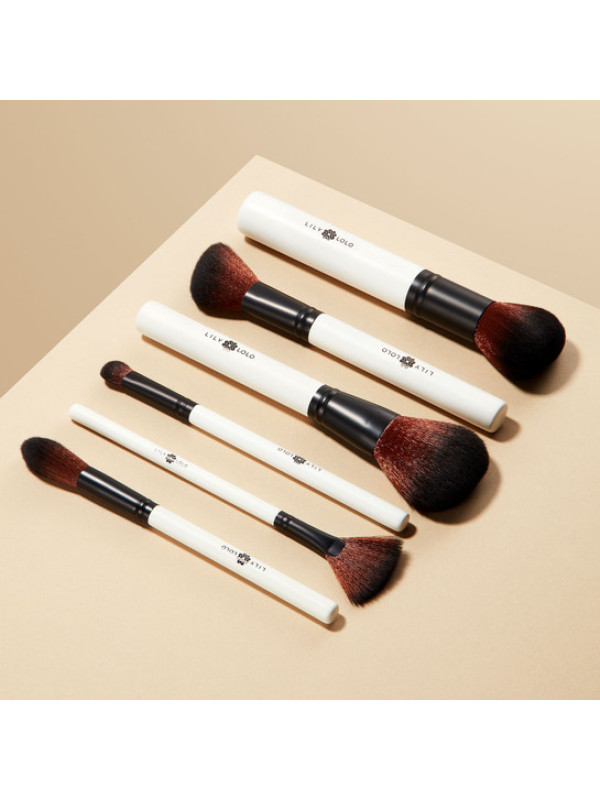 Lily Lolo Blush Brush – Γωνιακό πινέλο για ρουζ & contour