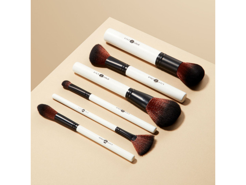 Lily Lolo Blush Brush – Γωνιακό πινέλο για ρουζ & contour